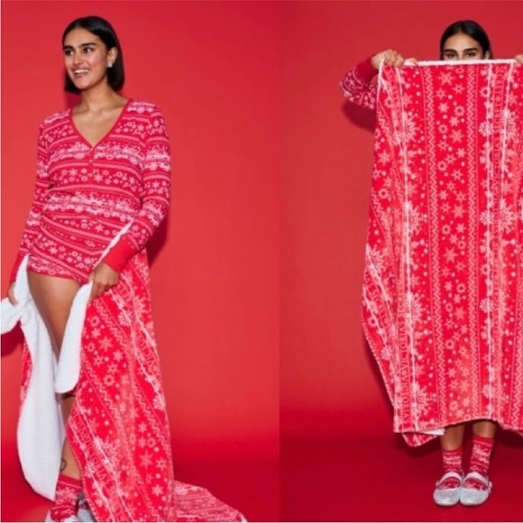 NWT Victoria’s Secret Sherpa Plush Fleece Blanket Red & White 50” x 60” - Picture 10 of 10